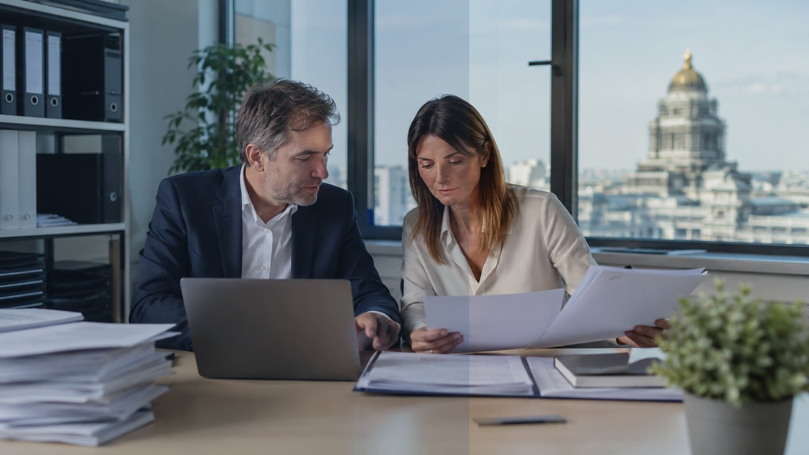 Professionnels analysant des documents dans un bureau